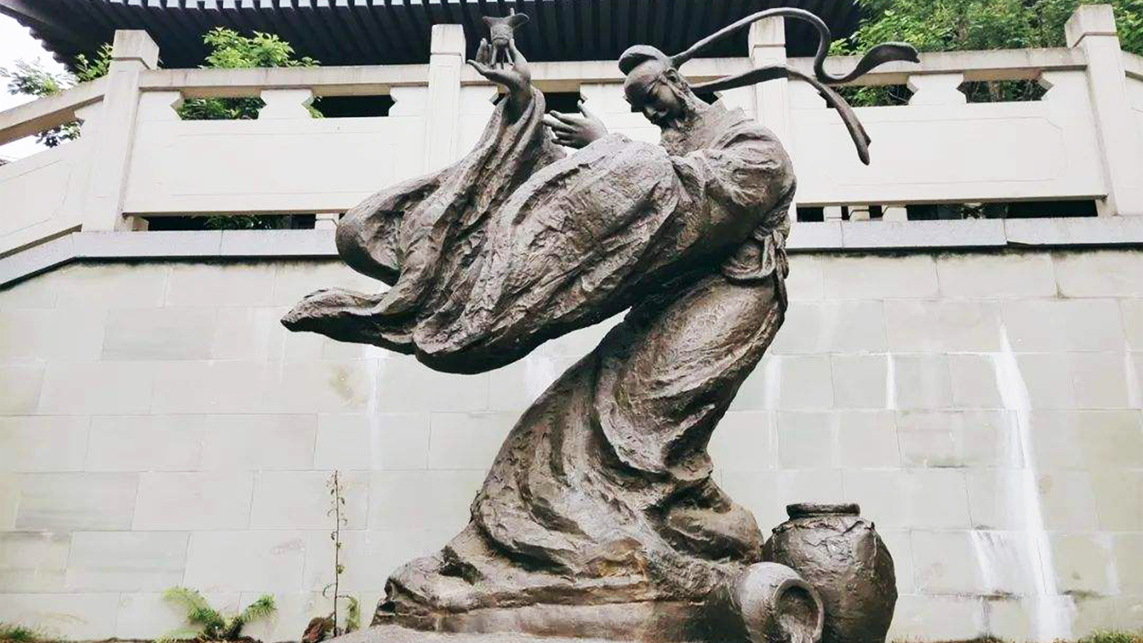 李白主題雕塑，詩仙李白的詩詞有哪些特點 